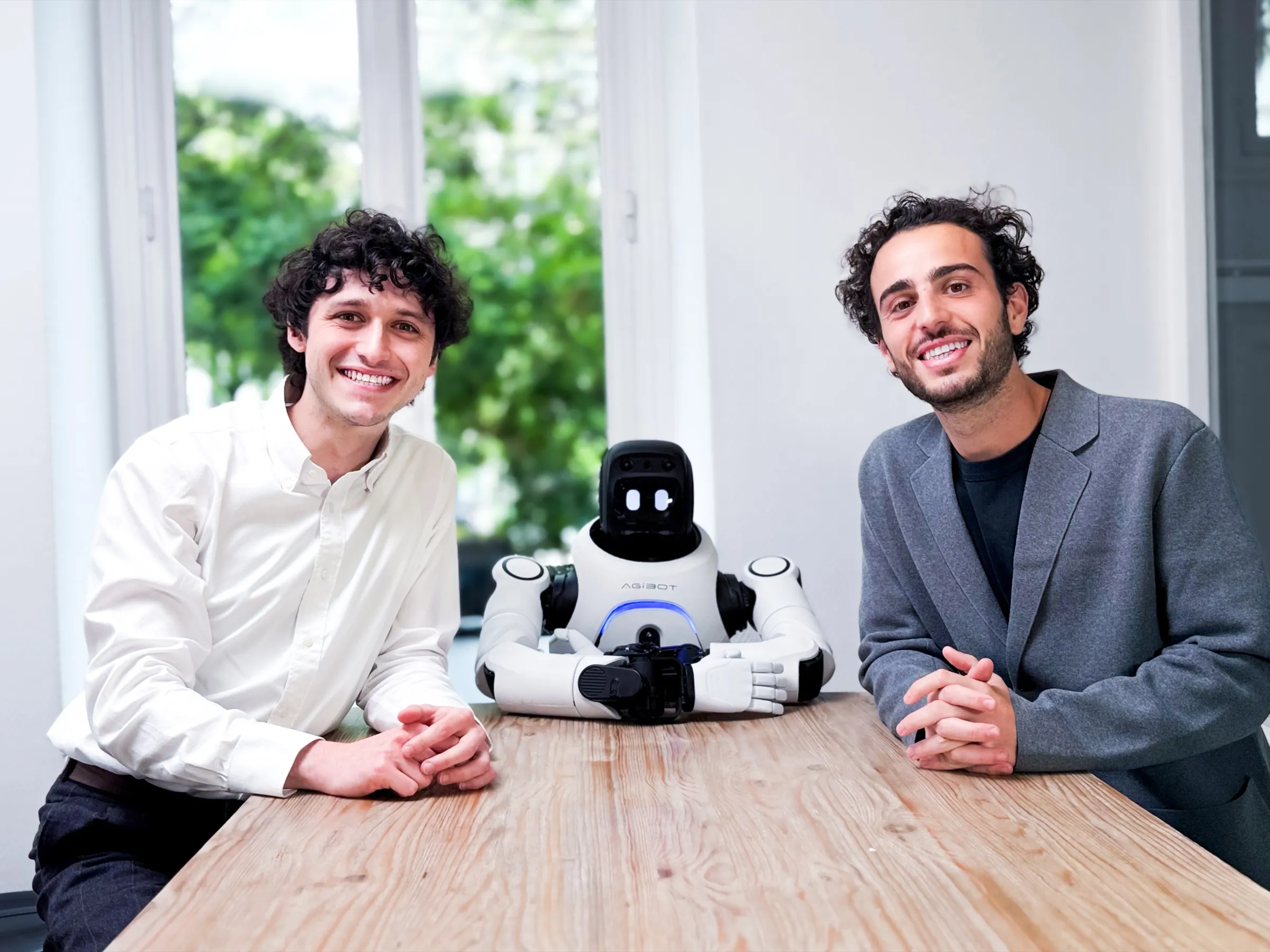Maxime Le Berre et Gary Jehan avec le robot Botifull au Studio 152